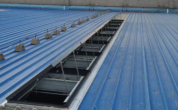 某城市大型商业综合体中庭海东排烟窗工程