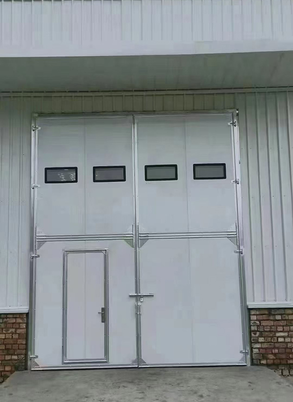 海东工业门在设备装配车间出入口的实施记录