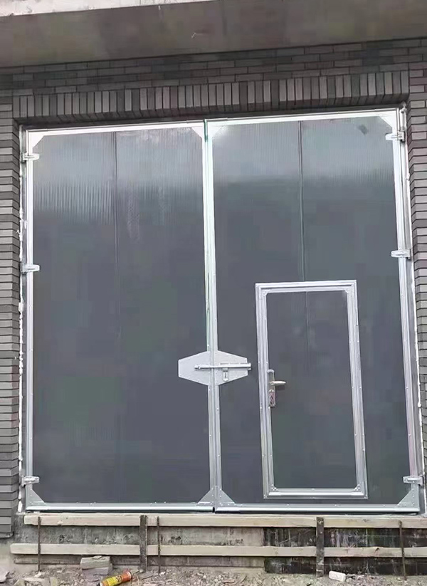 海东工业平开门在大型设备制造车间的应用实例